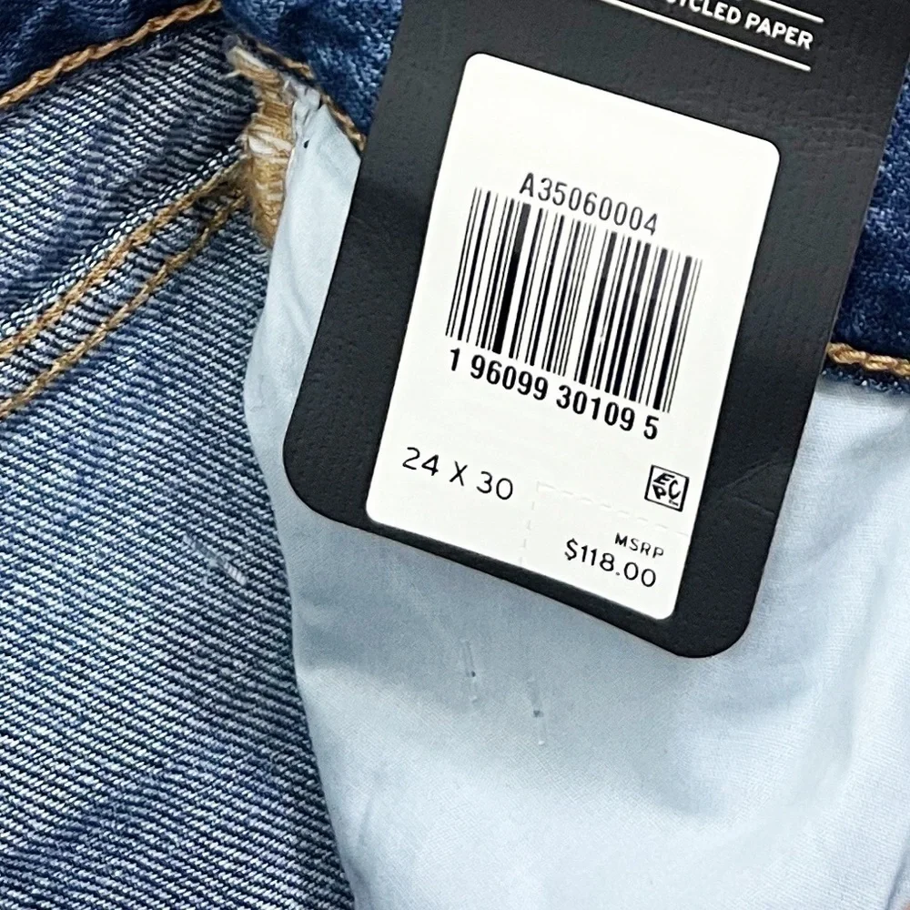 NWT Levi’s 80’s Ripped High Rise Mom Jeans in Boo Boo